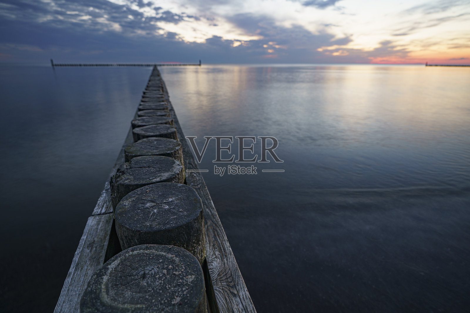 海平线上日落，波浪模糊不清照片摄影图片