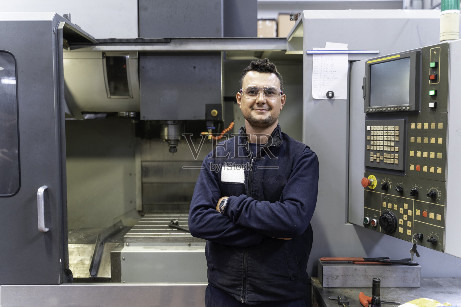 专业车床工人在工厂中使用铣床工作照片摄影图片