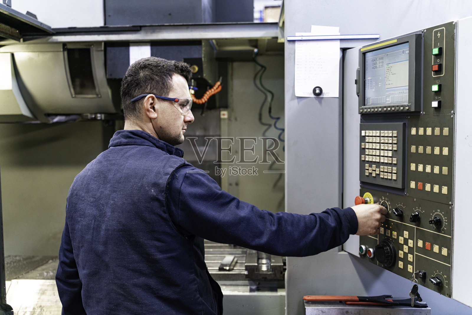 专业车床工人在工厂中使用铣床工作照片摄影图片