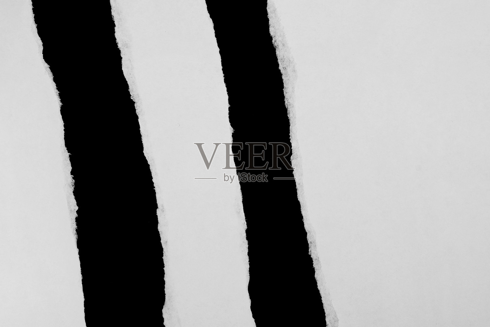 撕裂的白纸片揭示黑色背景照片摄影图片