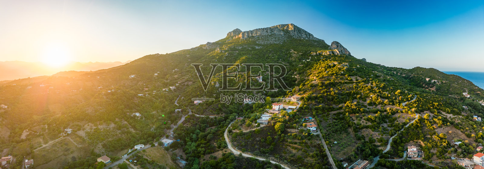圣玛利亚纳瓦雷塞海滩的无人机航拍视角。意大利撒丁岛照片摄影图片
