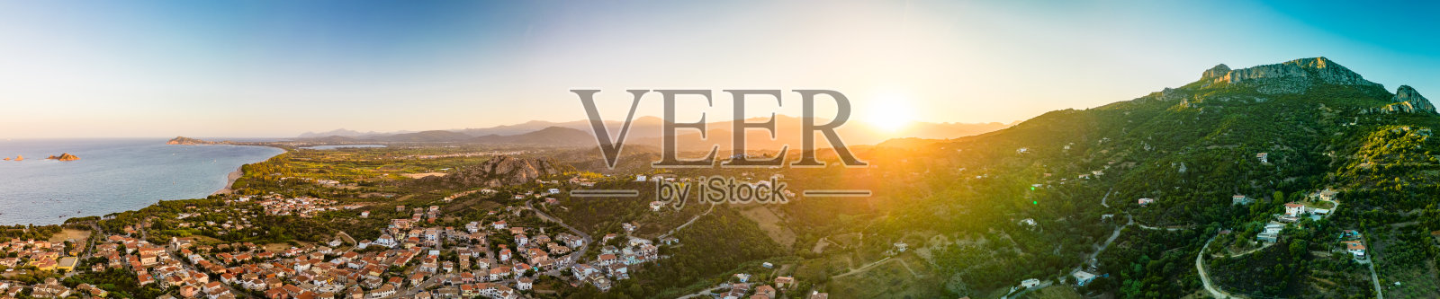 圣玛丽亚纳瓦雷塞海滩的无人机航拍视角。意大利撒丁岛照片摄影图片