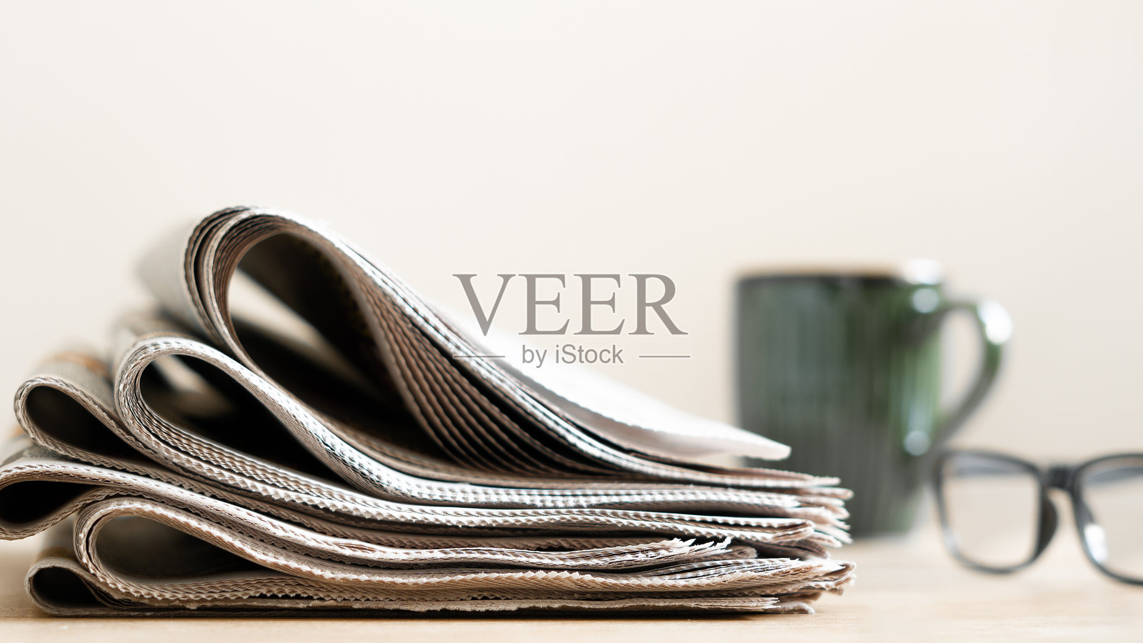 桌子上的一堆报纸堆叠在一起照片摄影图片