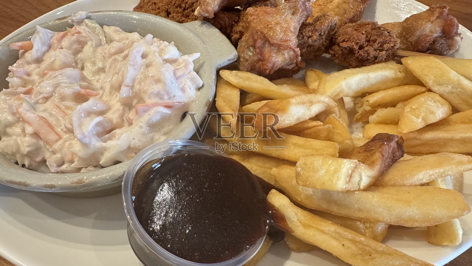 炸鸡、薯条、卷心菜沙拉和肉汁餐照片摄影图片