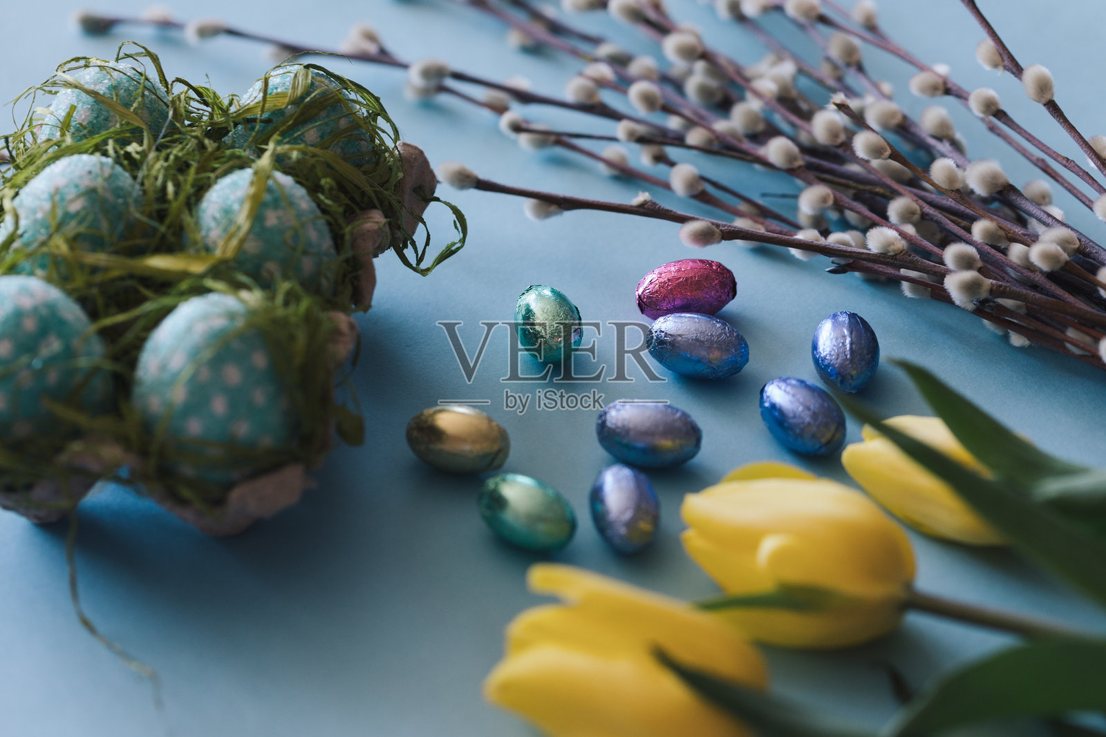 桌子上的复活节彩蛋和黄色郁金香特写照片摄影图片