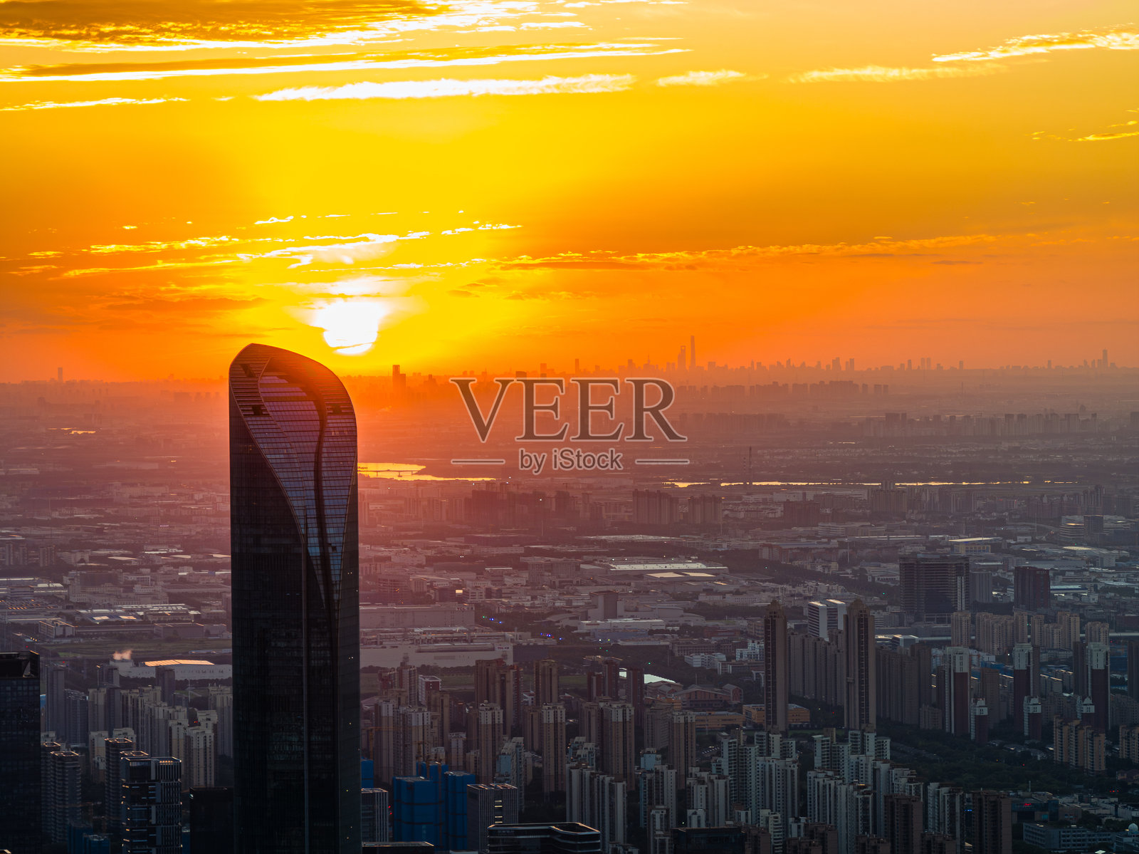 苏州清晨的金鸡湖和城市建筑照片摄影图片