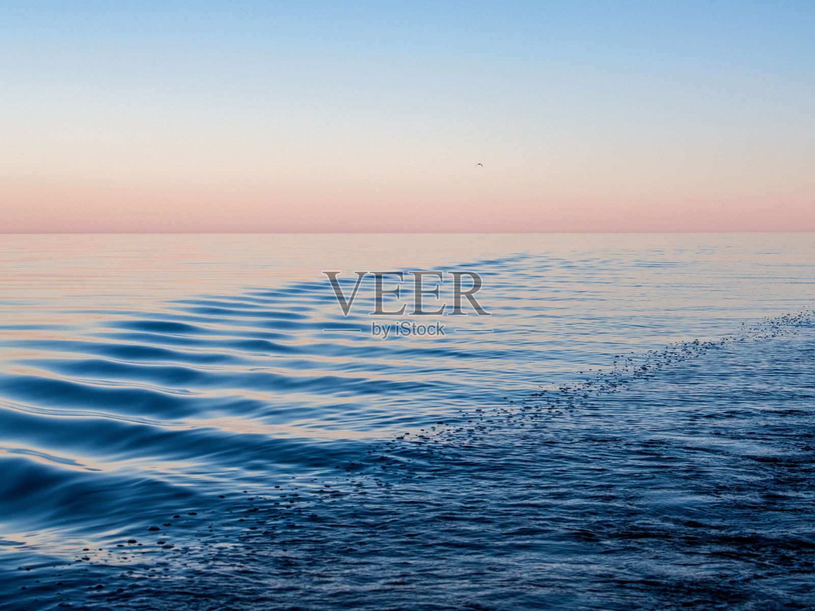 宁静的海浪在日落时分照片摄影图片