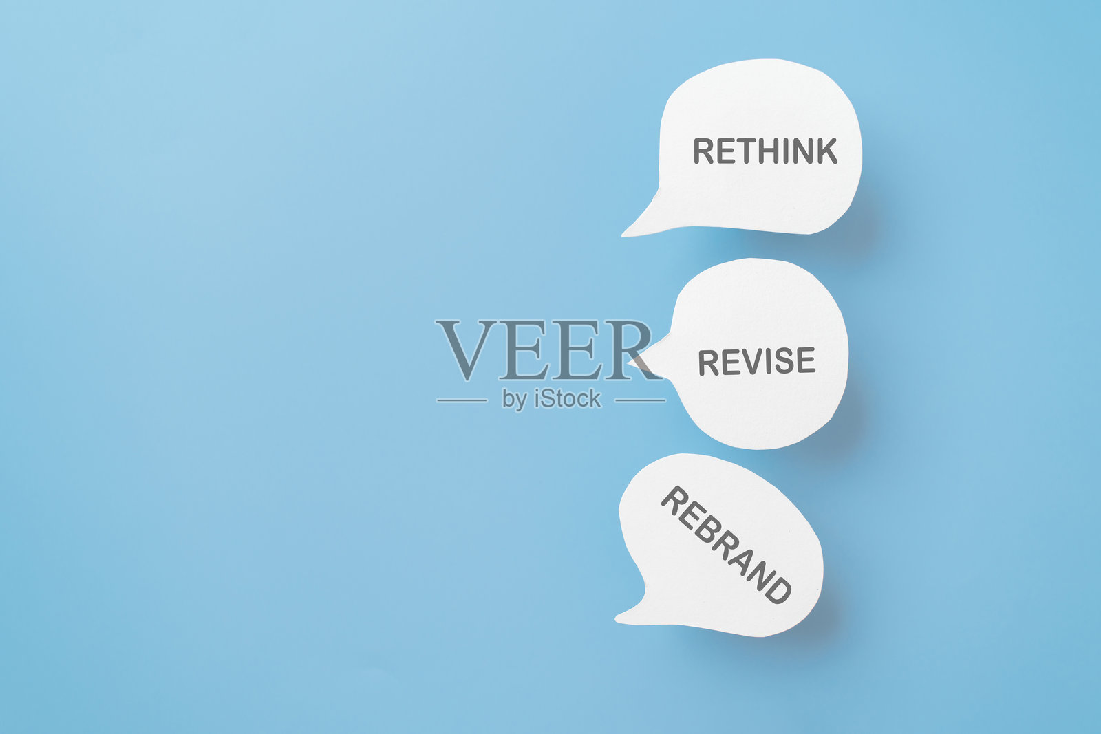 商业管理品牌概念：重新思考、修订和重新品牌的文本在真实的纸质剪切气泡上，留白空间照片摄影图片