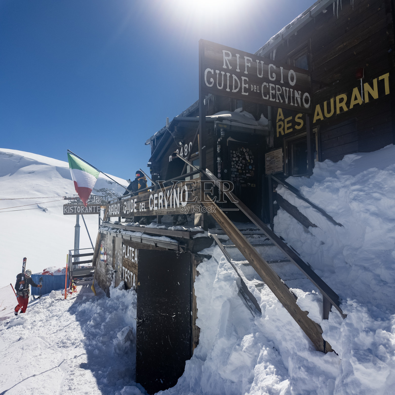 塞尔维诺山的指南小屋，位于罗莎高原，海拔3,480米。照片摄影图片