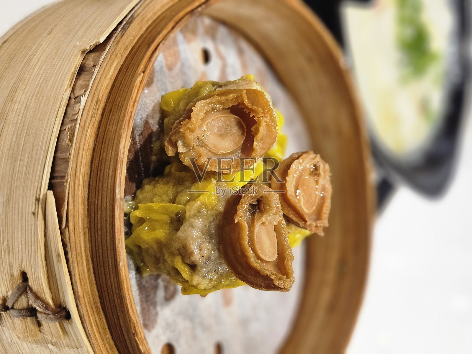 蒸鲍鱼烧卖 - 香港风味的粤菜美食照片摄影图片