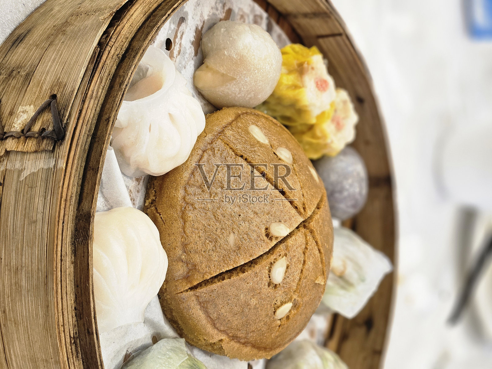 竹篮中的点心拼盘 - 香港风味的粤菜美食照片摄影图片