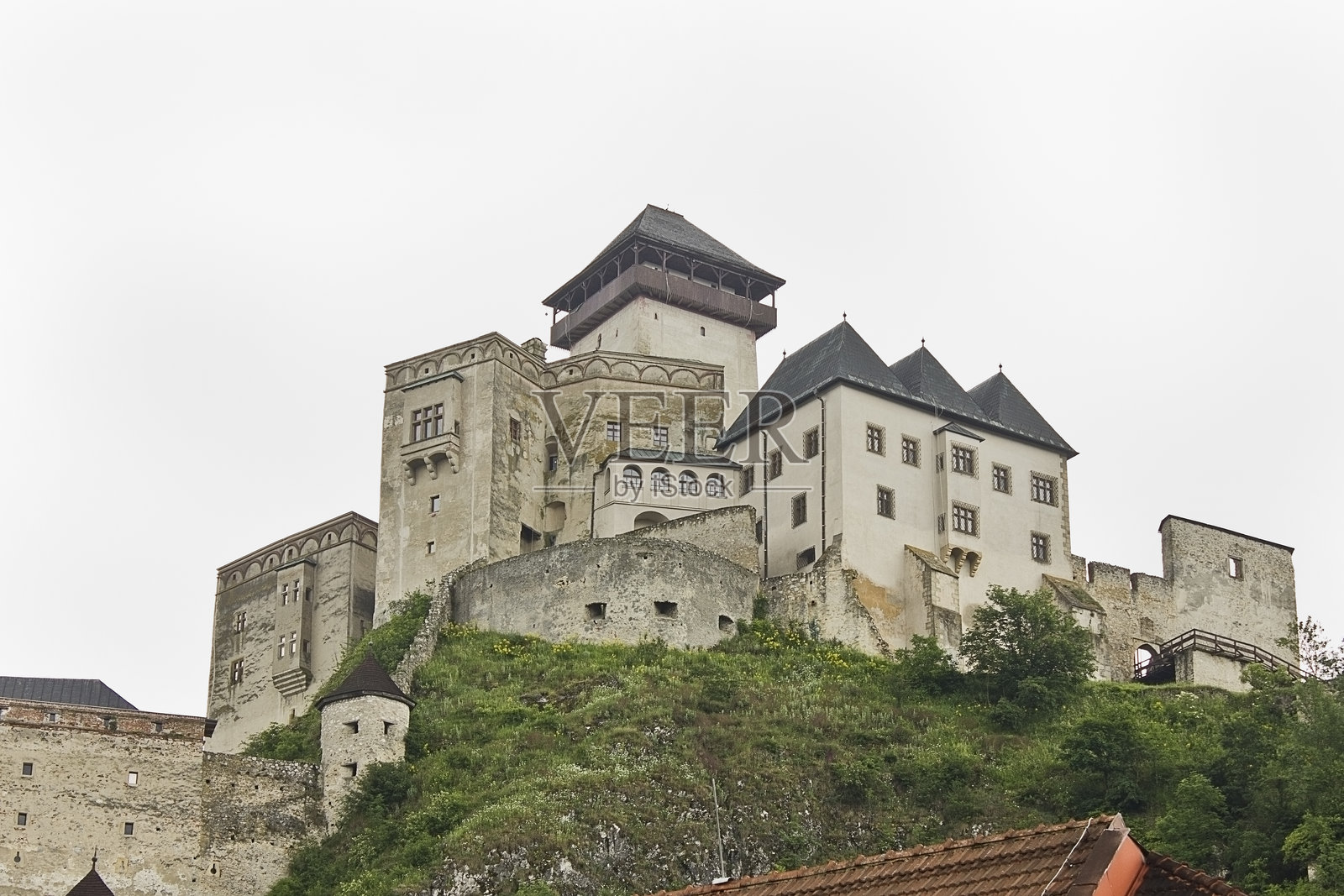 山顶上的中世纪城堡风景。照片摄影图片