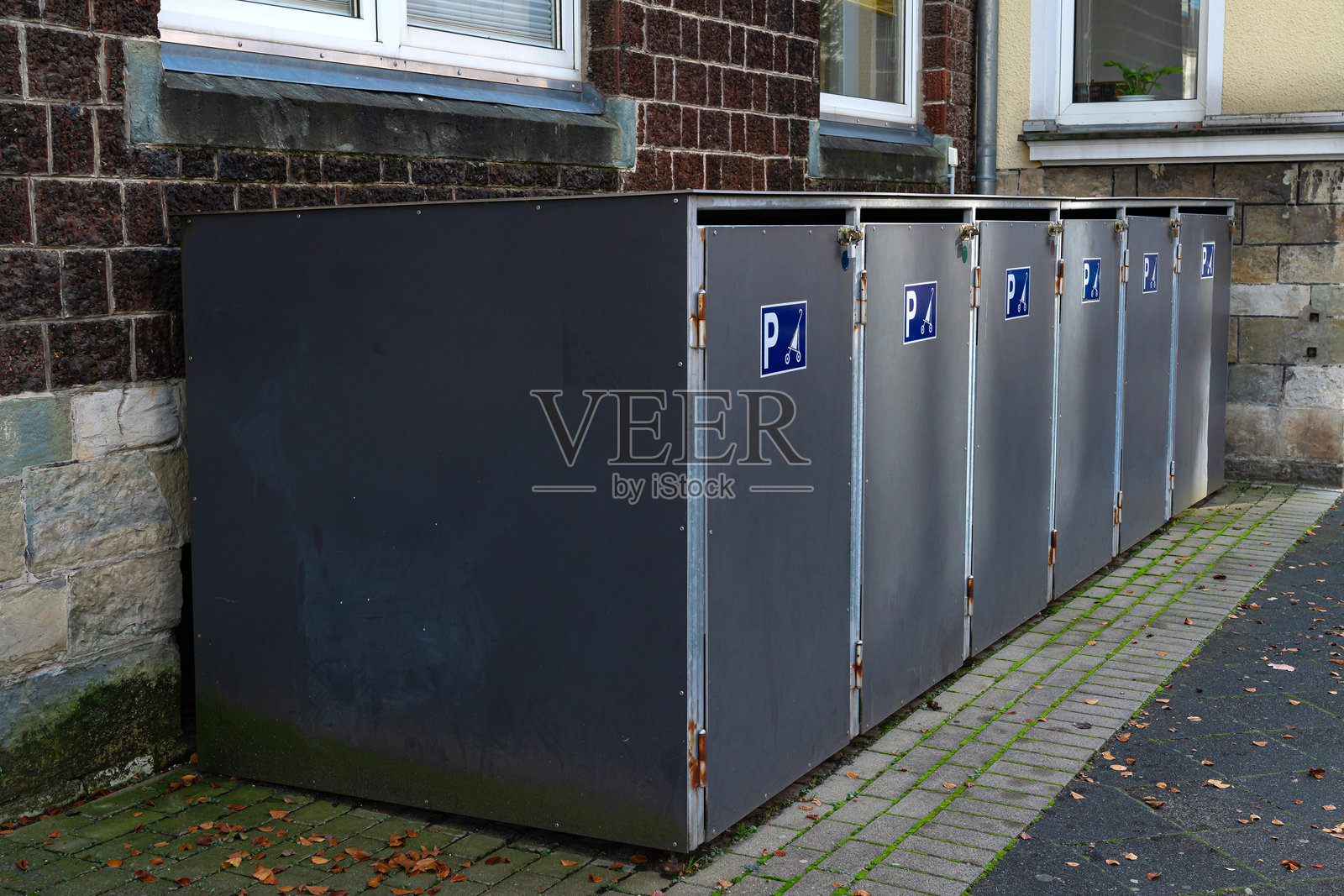 城市建筑外的停车许可证金属存储单元照片摄影图片