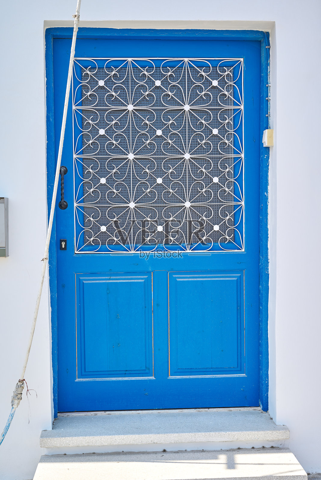 拉纳卡街道上的蓝色门照片摄影图片