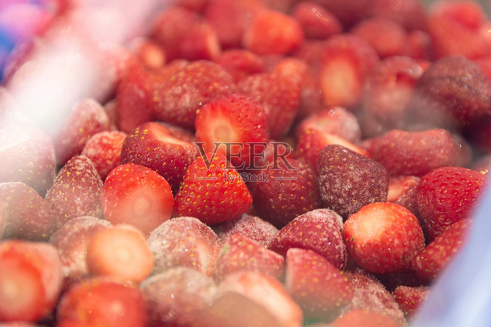 明亮的冷冻覆盆子在商店橱窗上照片摄影图片