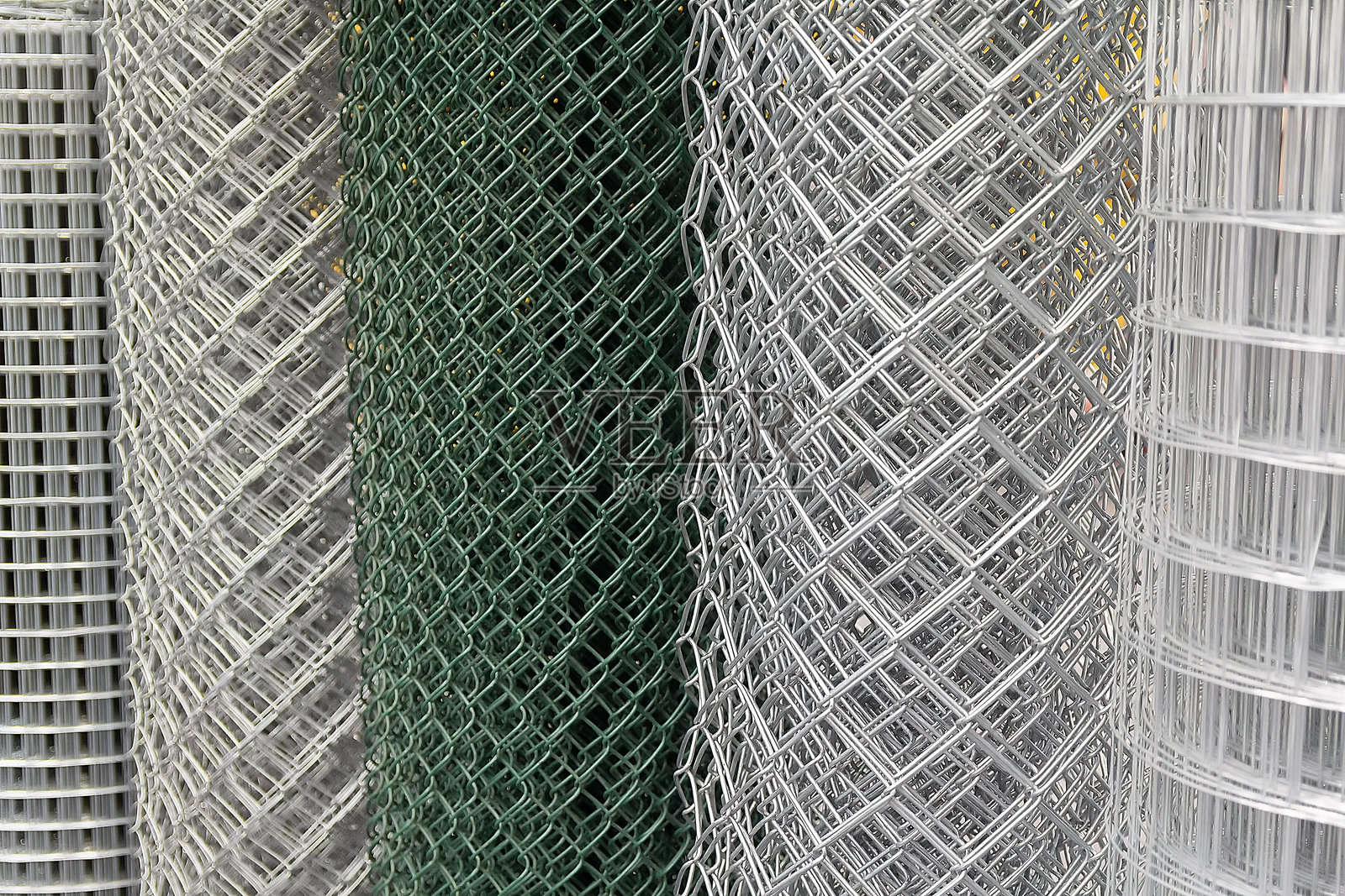 卷状链条围栏。金属网状材料卷成卷。照片摄影图片