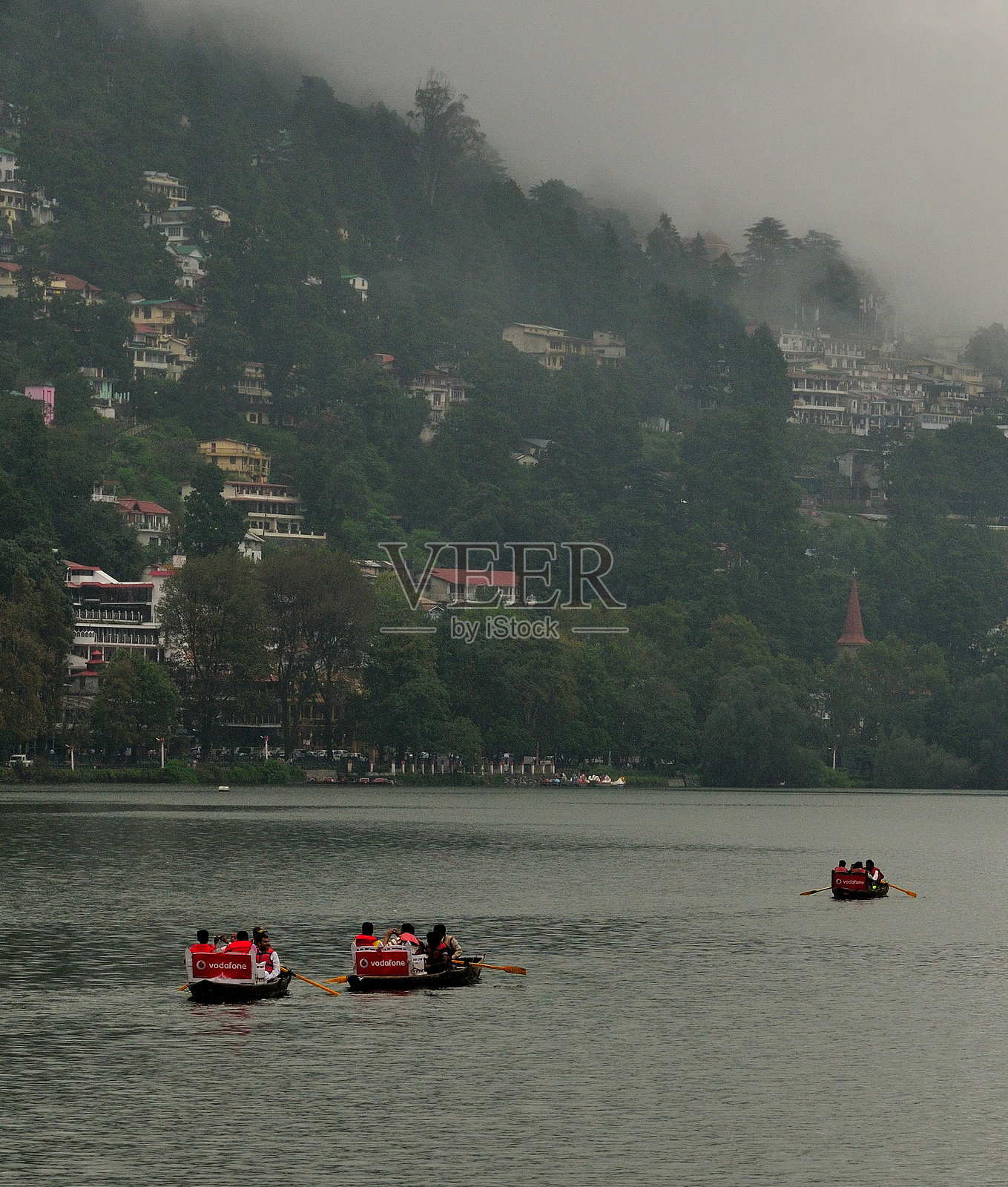 在奈尼塔尔的雾中船游照片摄影图片