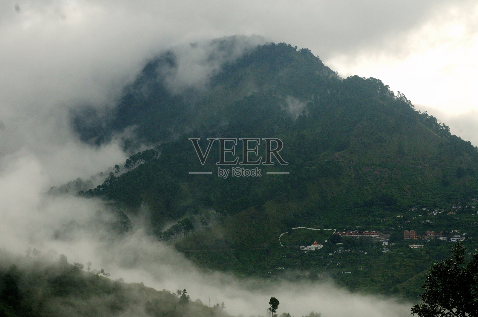 奈尼塔尔的雾气缭绕的绿色山丘照片摄影图片