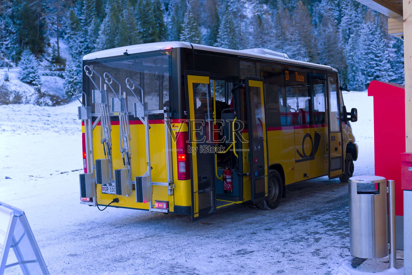 瑞士阿尔卑斯山普雷达山村的铁路车站，雪白的秋日阿尔卑斯山景。照片摄影图片