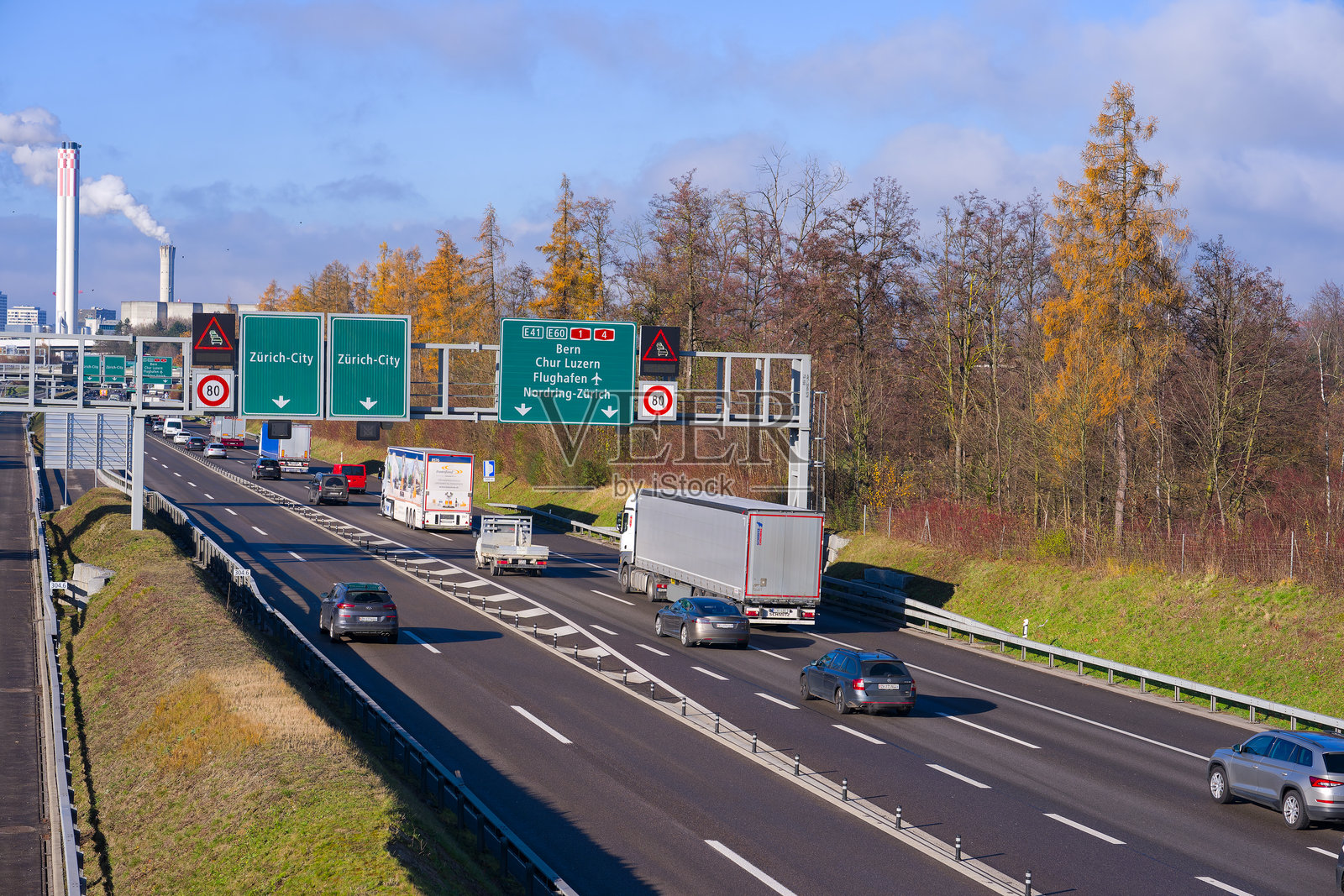阳光明媚的秋日中午，瑞士城市苏黎世和瓦利斯伦之间的高速公路上交通繁忙的美丽景色。照片摄影图片