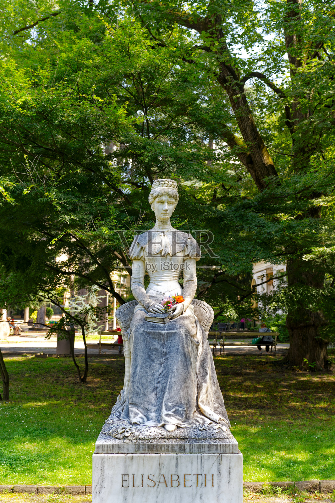 意大利梅兰市公园内的白色石像，雕塑的是奥地利的伊丽莎白（昵称西西），在阳光明媚的夏日里。照片摄影图片