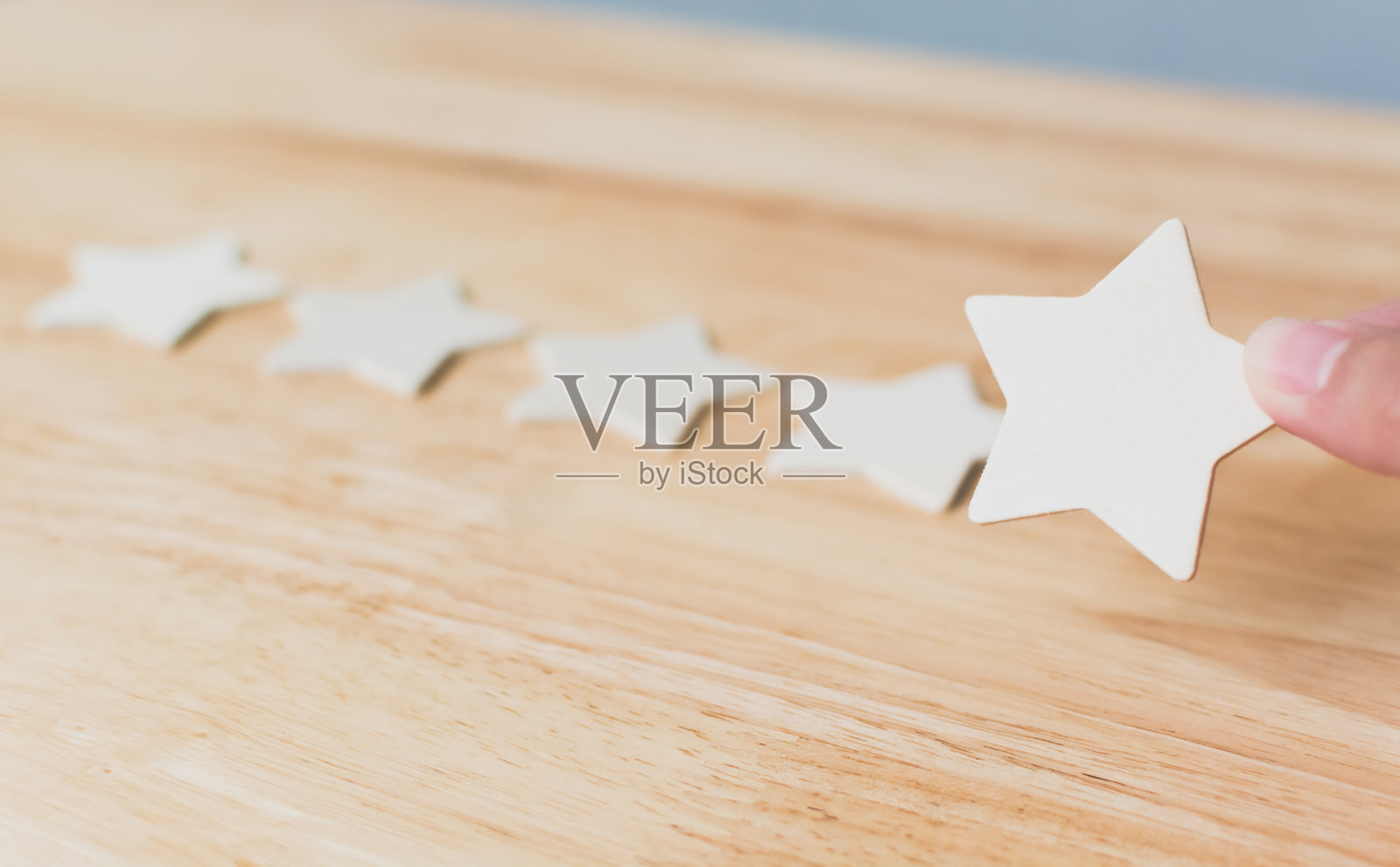 手握星形物体的特写镜头照片摄影图片