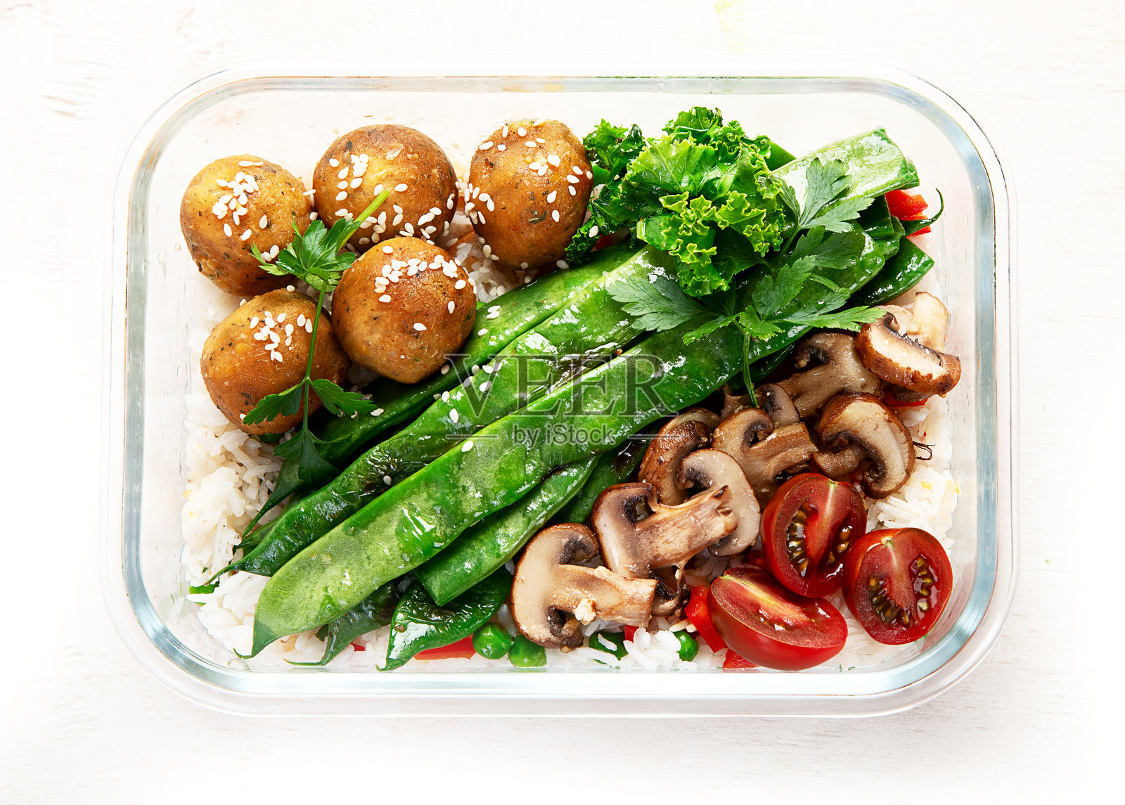 色彩缤纷的餐盒装满了健康的素食餐。照片摄影图片