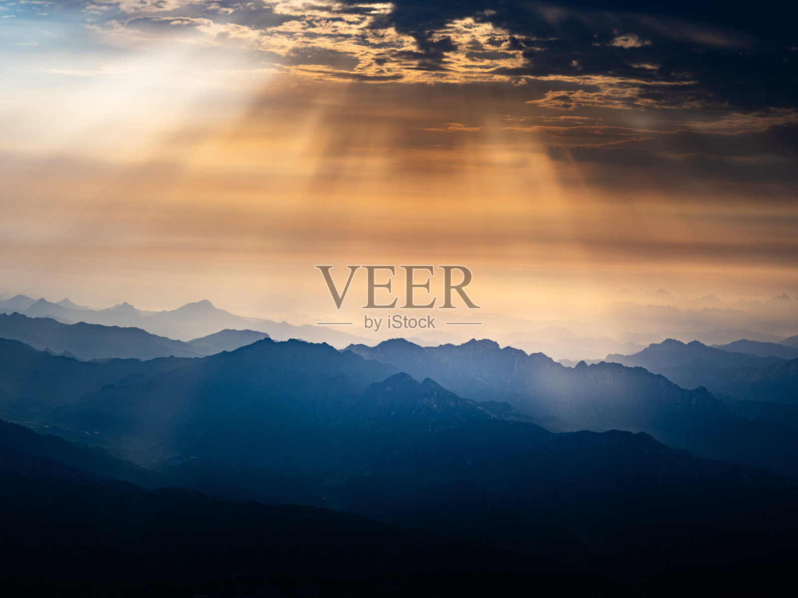 山脉与云彩照片摄影图片