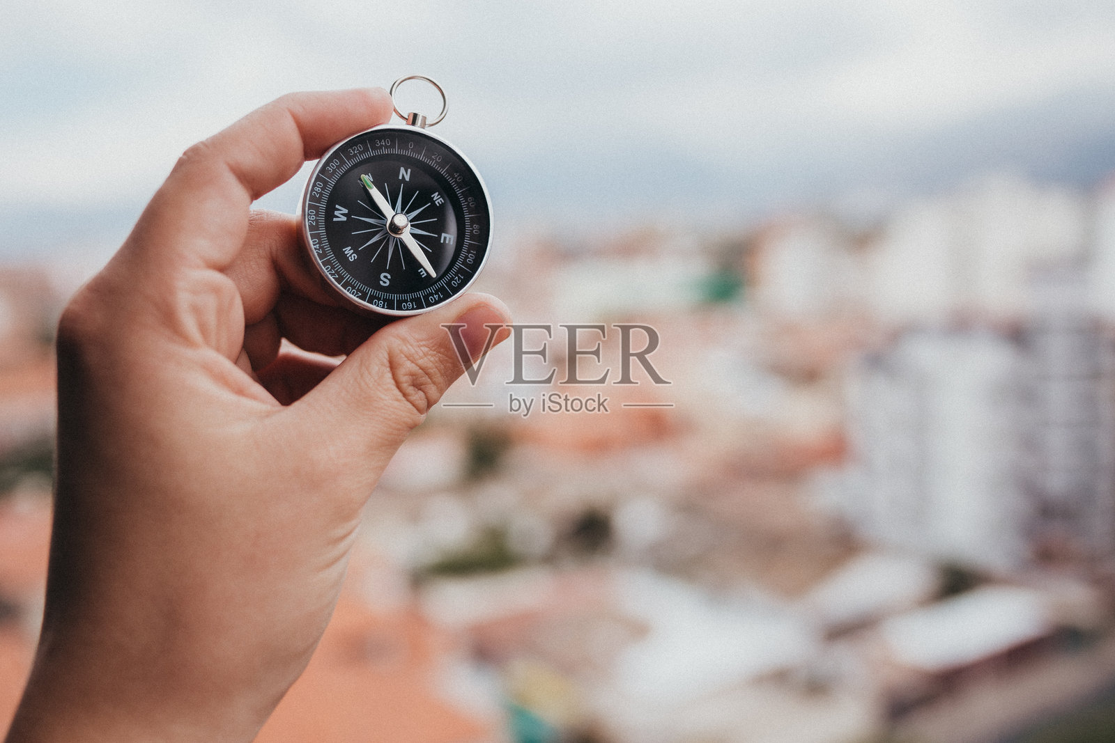 手握指南针的特写镜头照片摄影图片