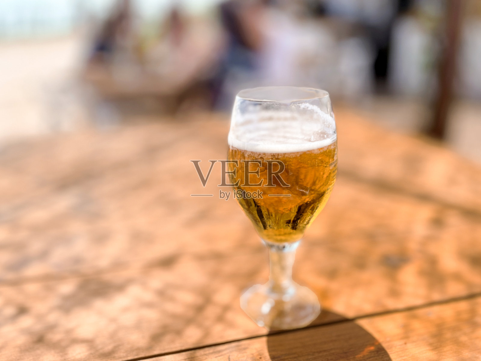 桌子上的一杯拉格啤酒照片摄影图片