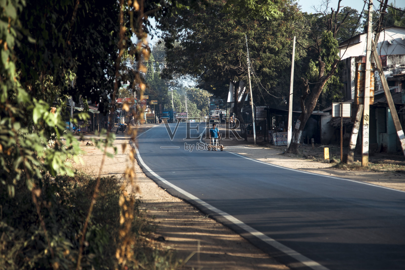 一个人在马哈拉施特拉乡村的宁静道路上行走照片摄影图片