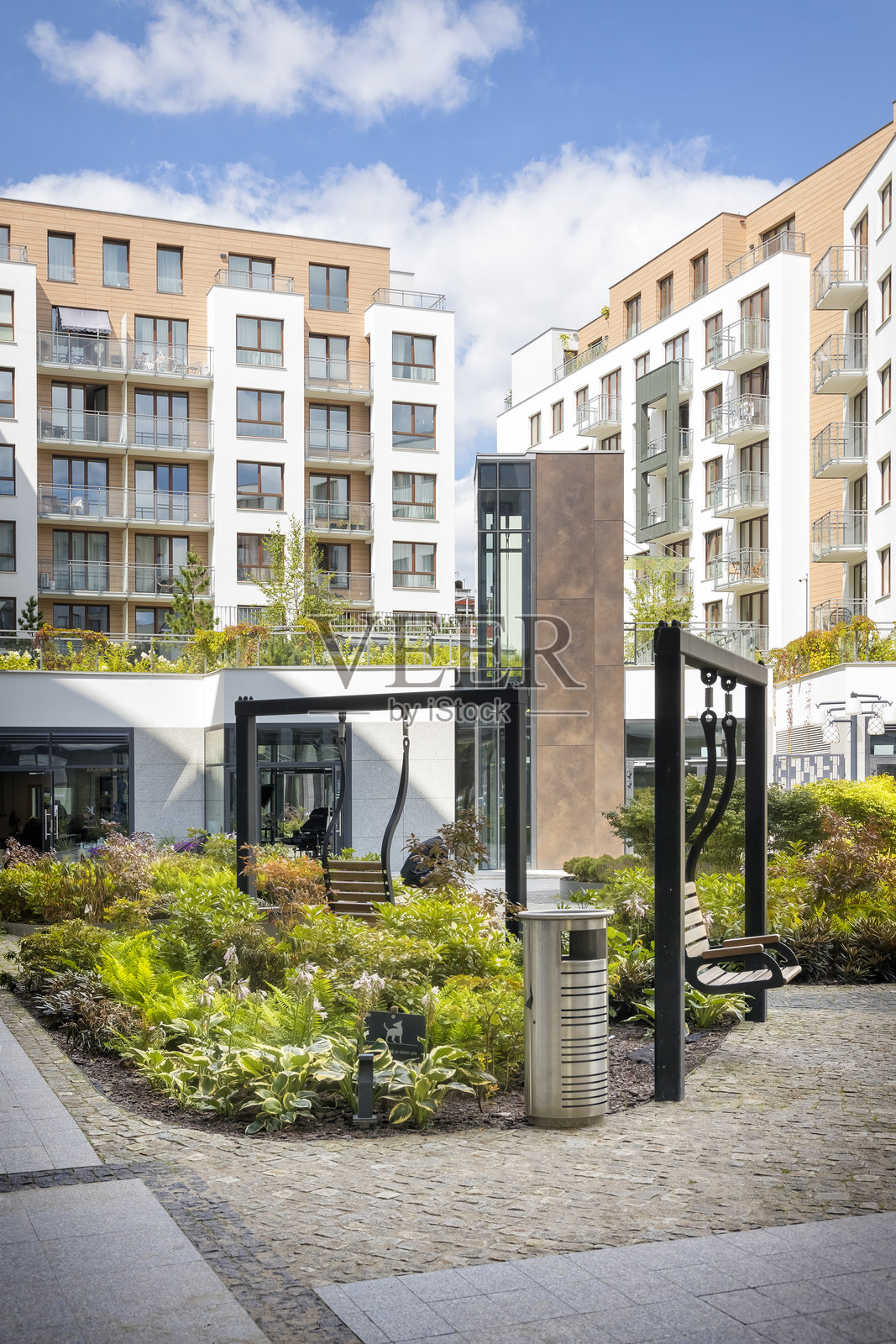 住宅区内的绿色休闲区照片摄影图片