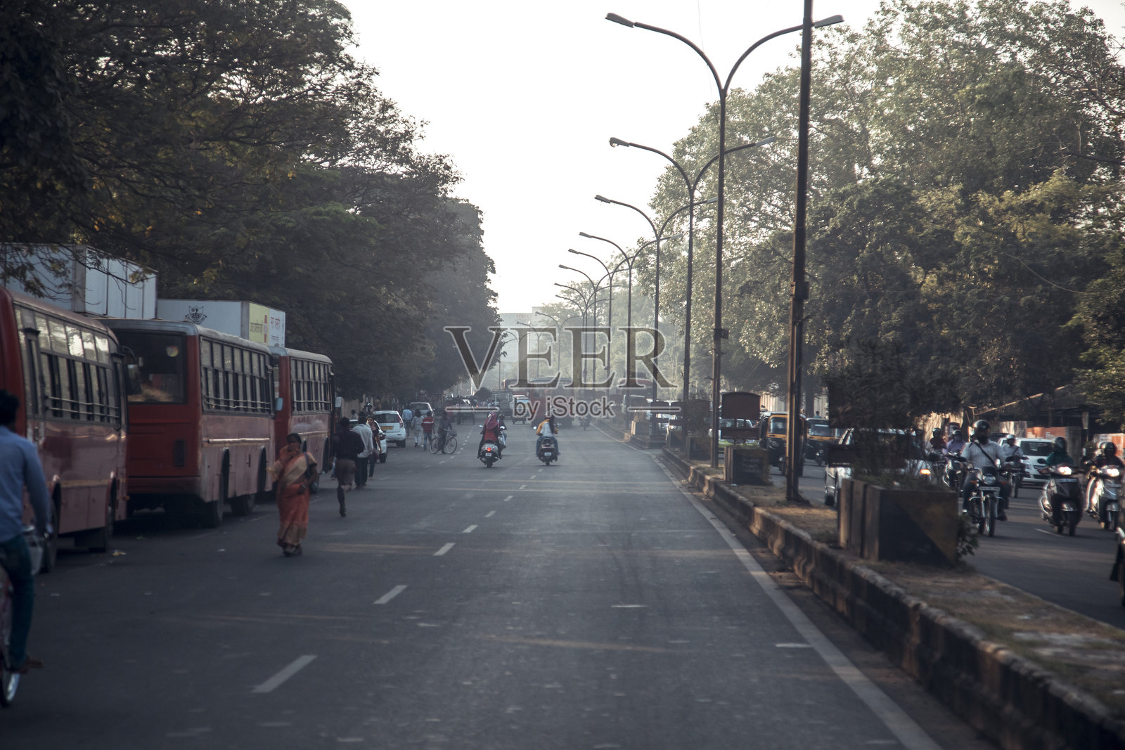 清晨繁忙的街道，车辆穿梭不息照片摄影图片