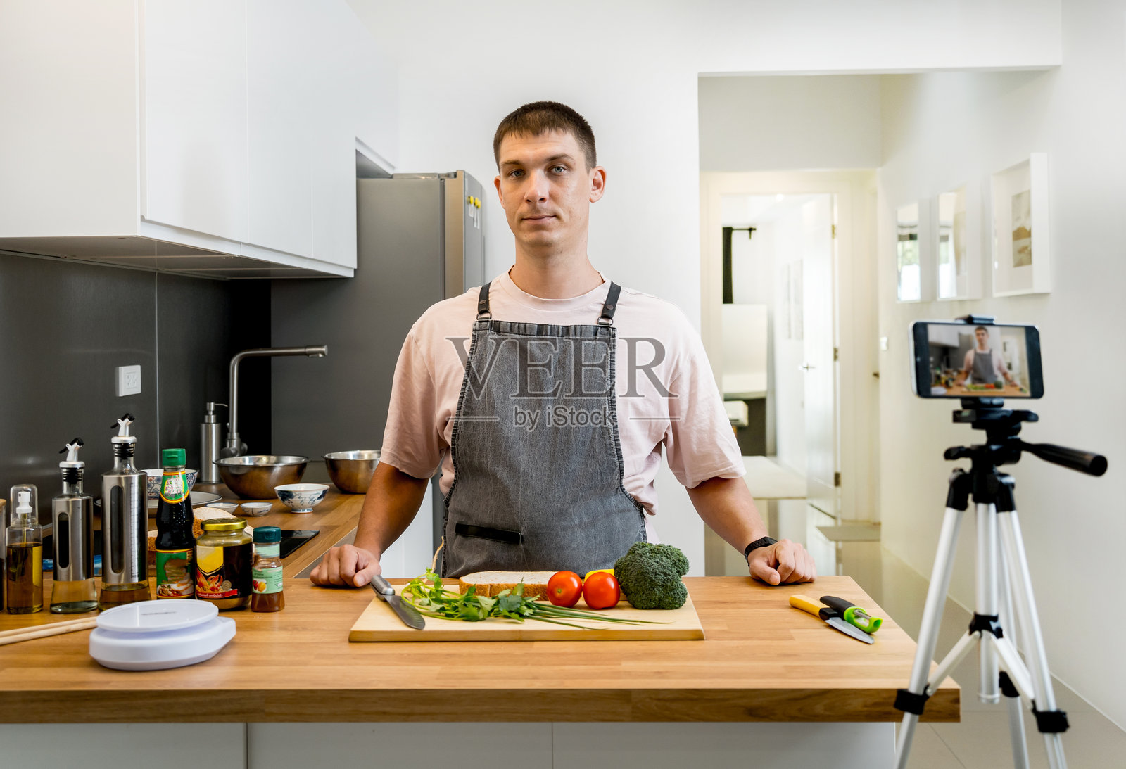 厨师正在直播工作坊，教授如何准备素食。照片摄影图片