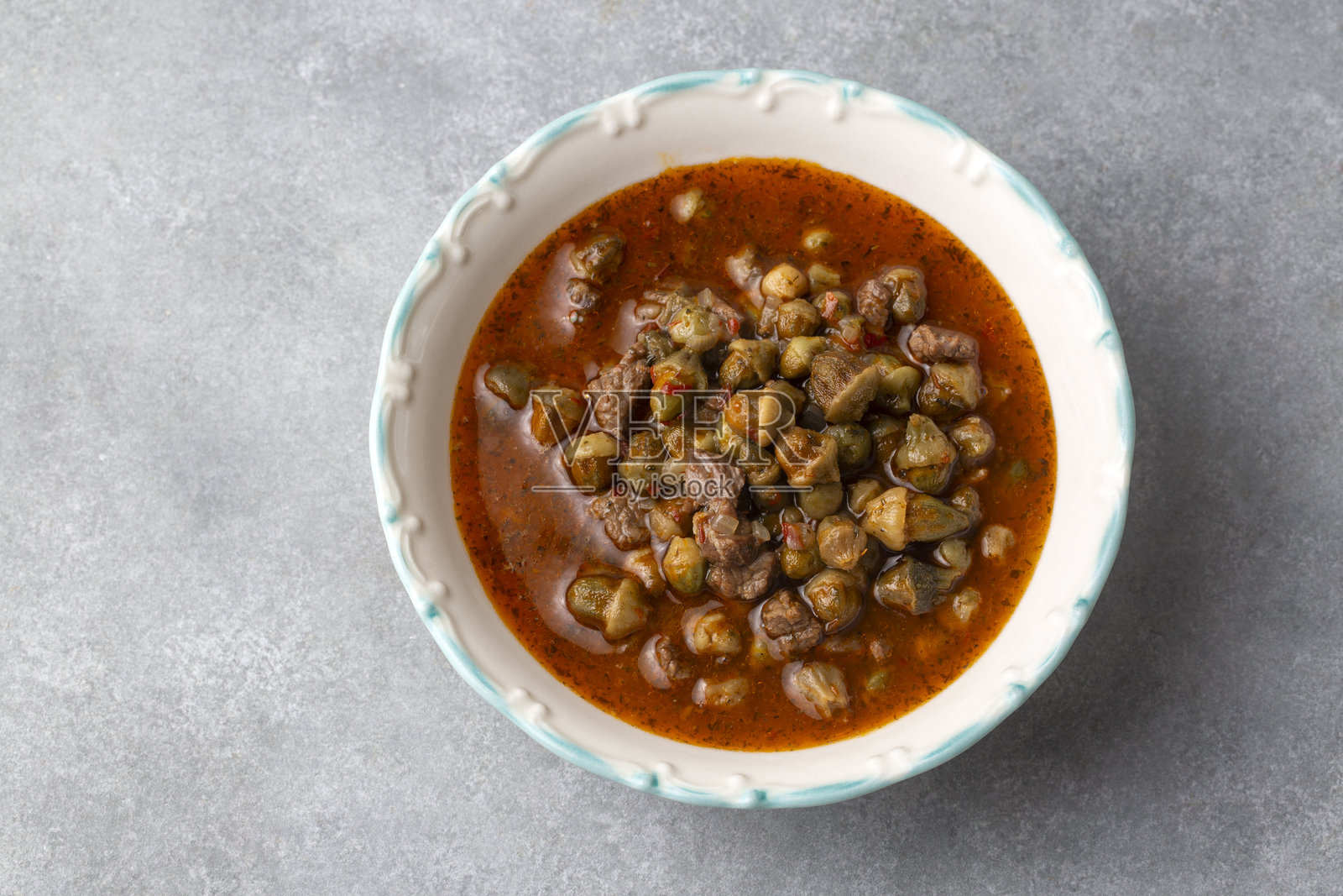 土耳其传统菜肴，康雅风味的秋葵汤；干秋葵汤 - 土耳其名称；bamya corbasi照片摄影图片