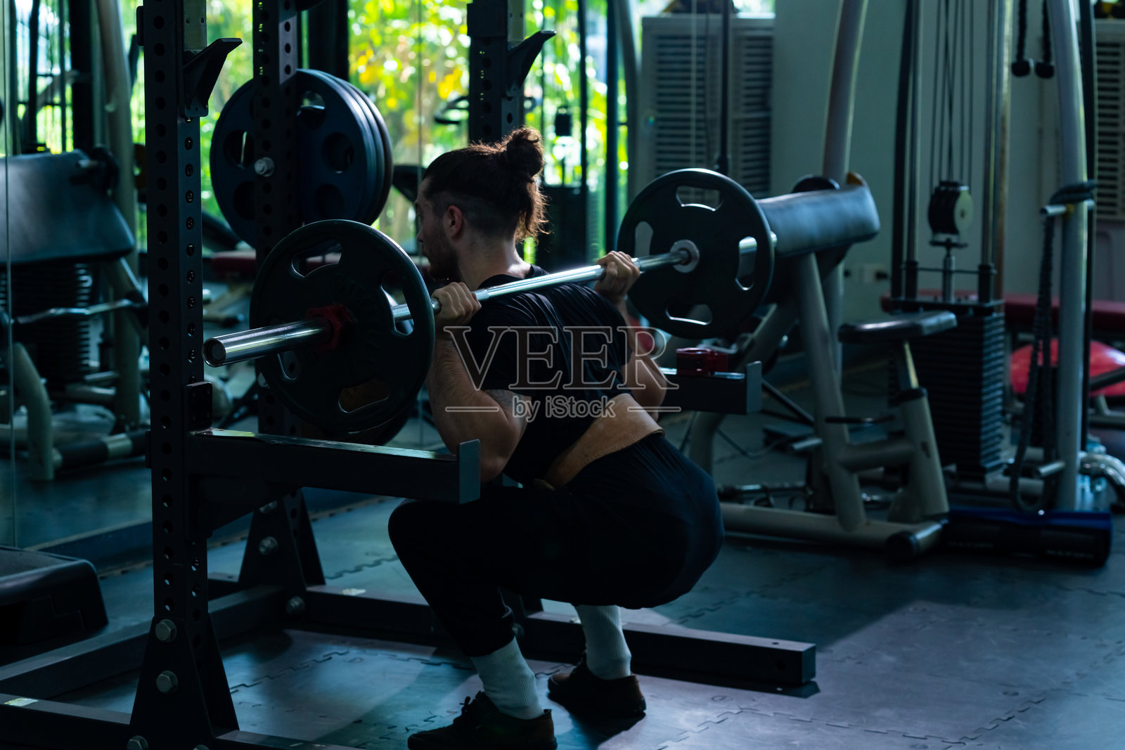 白人男性在健身房进行杠铃举重训练照片摄影图片