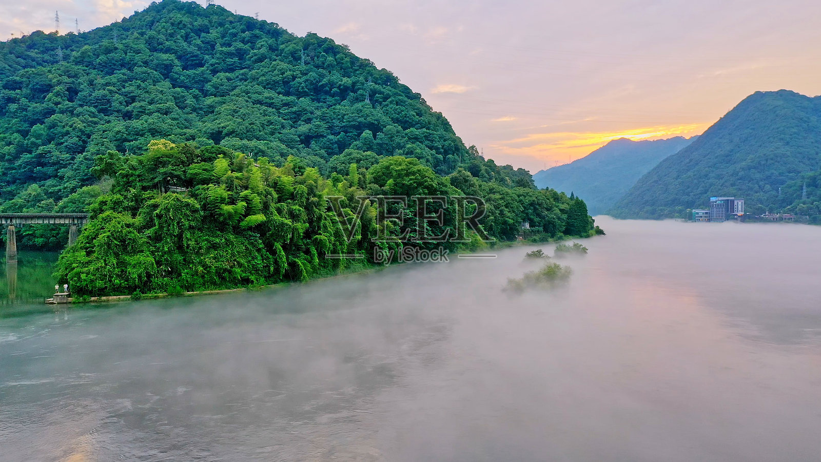 中国浙江省杭州市建德市新安江，云海。照片摄影图片