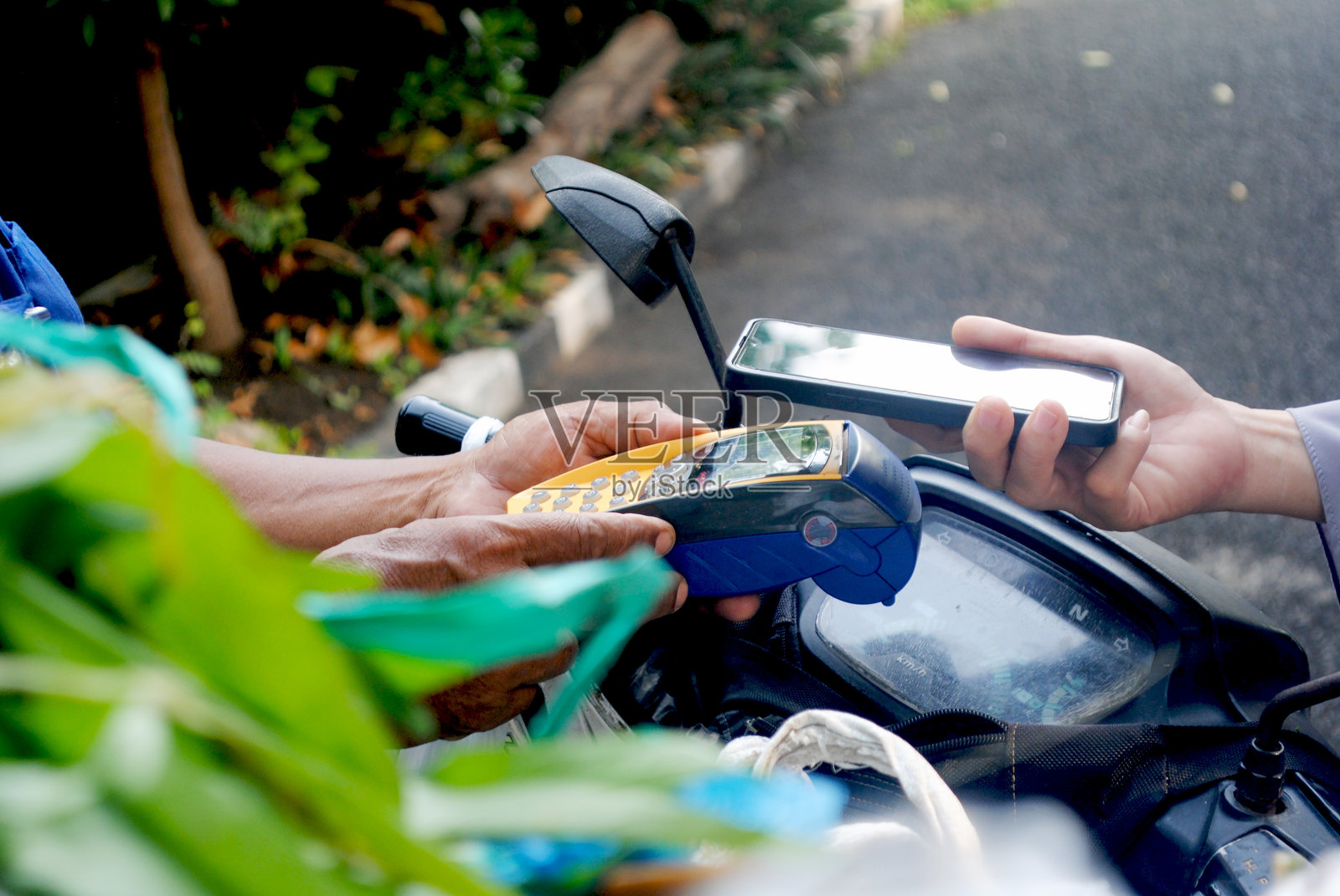 使用智能手机进行数字交易。照片摄影图片