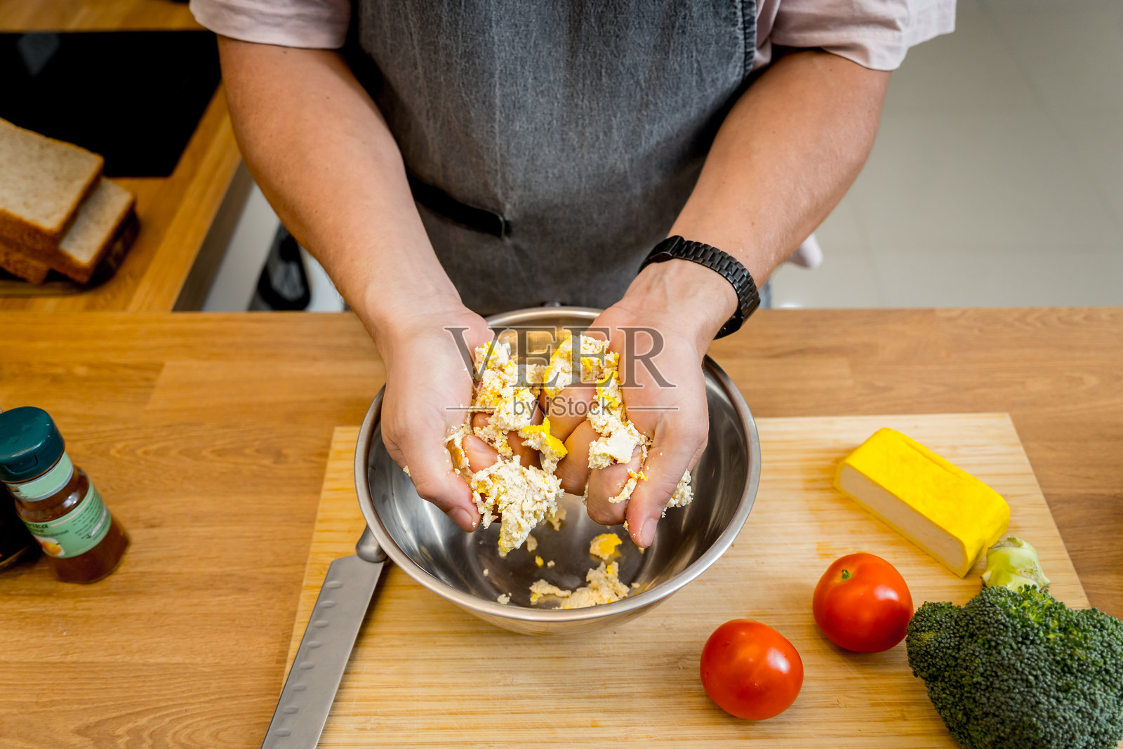 厨师在厨房准备豆腐炒菜照片摄影图片