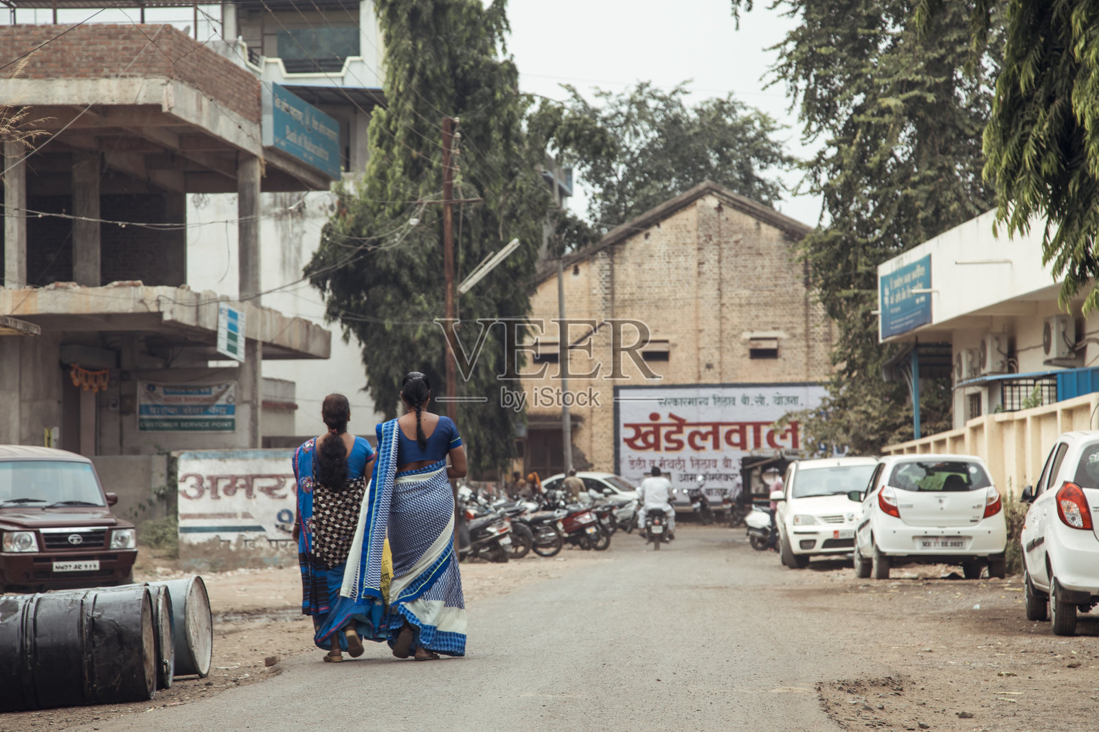 两位女性在一个小印度城镇的宁静街道上散步照片摄影图片