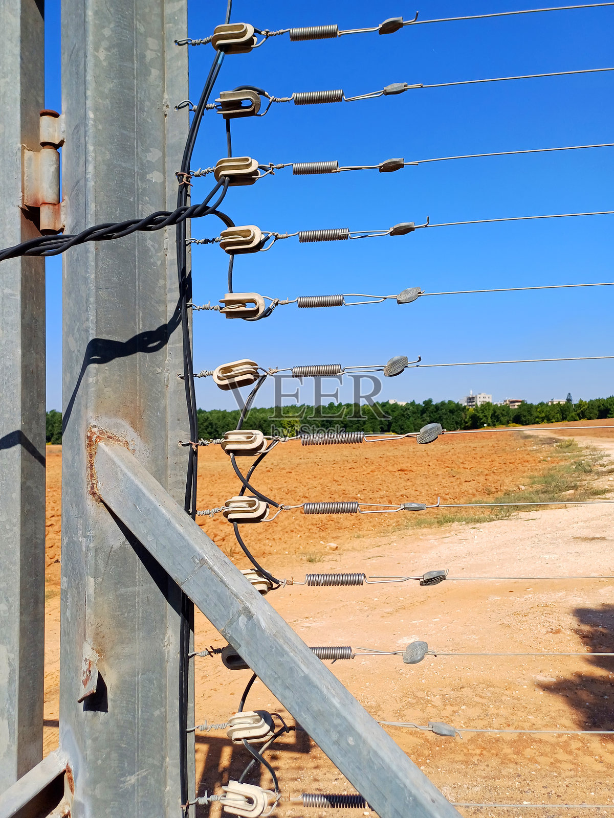 农业种植电围栏柱和电线照片摄影图片