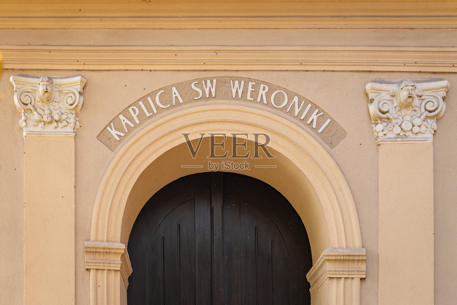 在骷髅山上的小教堂照片摄影图片