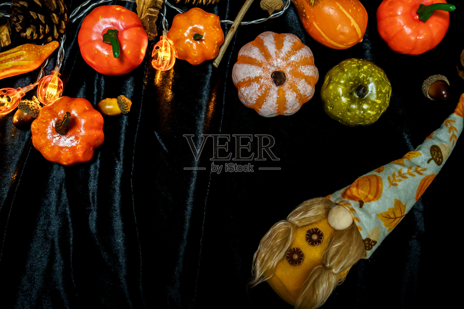 万圣节装饰背景。木桌上的恐怖南瓜头，万圣节节日概念。照片摄影图片