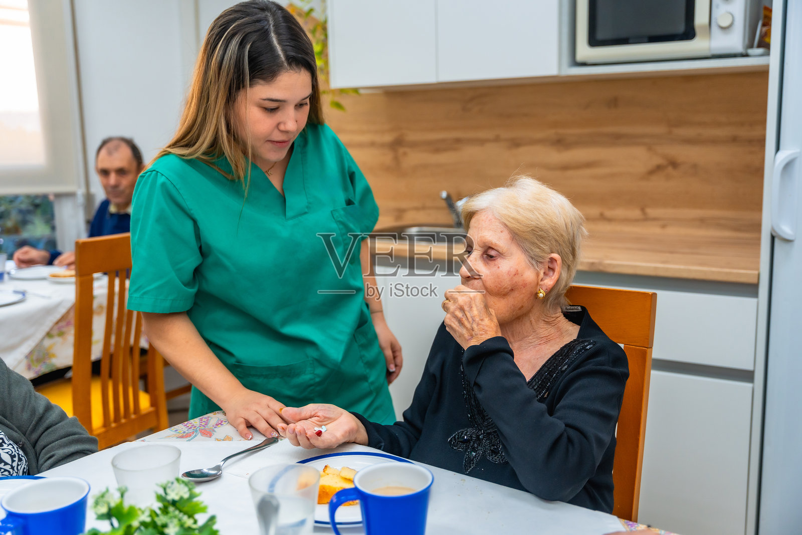 在养老院餐厅服用止痛药照片摄影图片