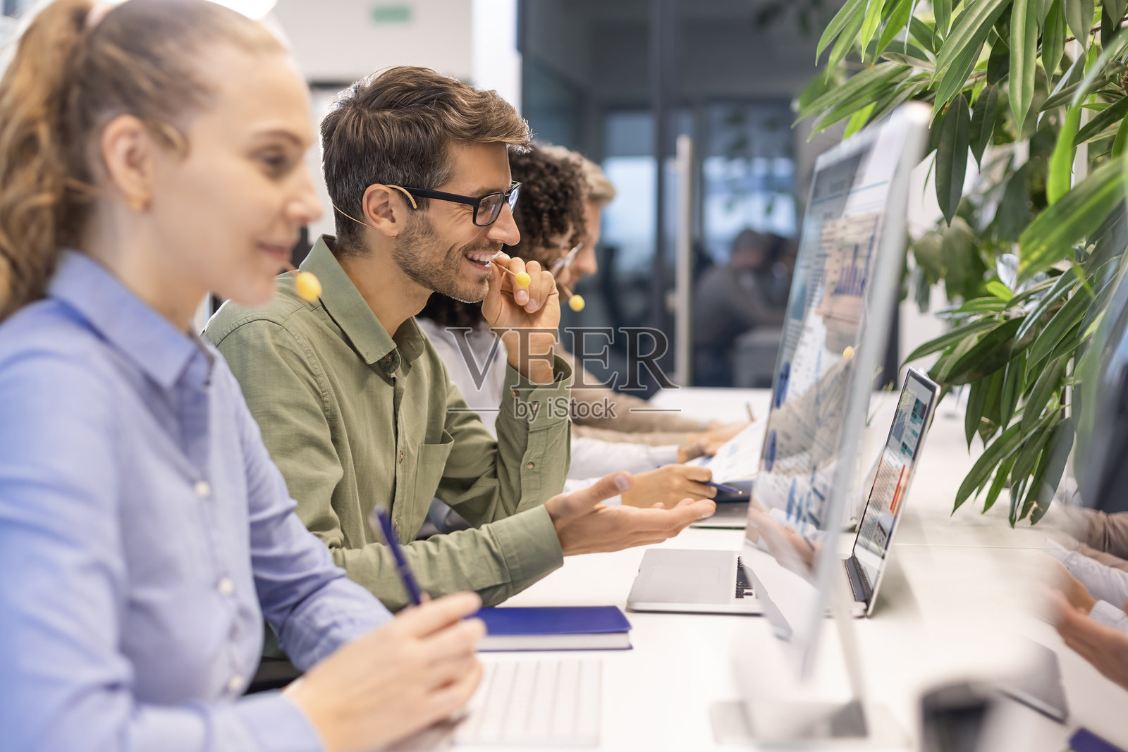 友好且乐于助人的客户服务支持专员在工作中照片摄影图片