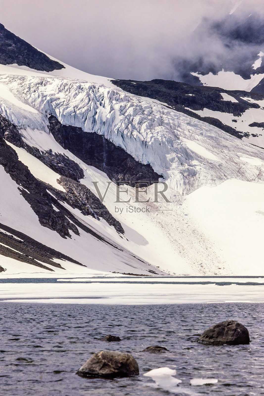 湖边山坡上的冰川照片摄影图片
