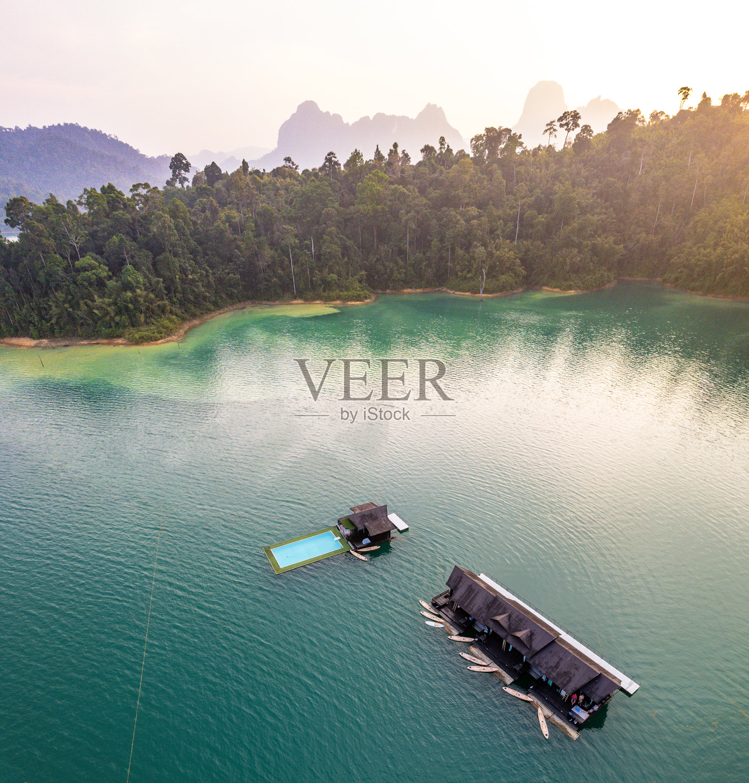 泰国素叻他尼考索国家公园的丘兰湖上漂浮的平房照片摄影图片