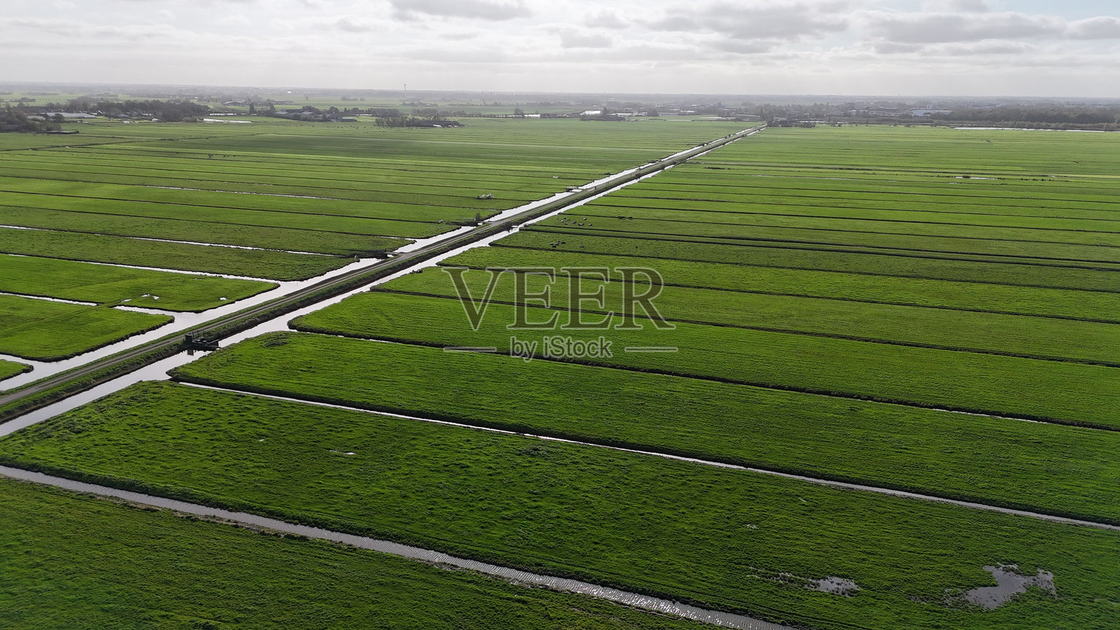 郁郁葱葱的农田和排水渠的鸟瞰图。照片摄影图片