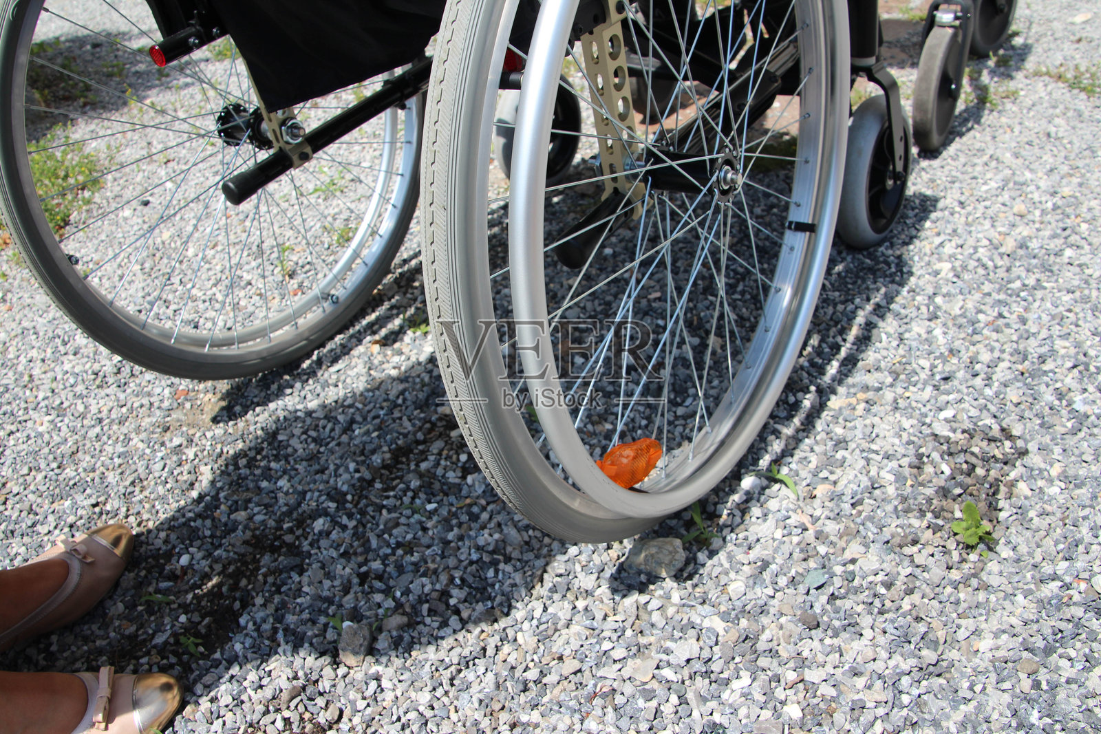 女人在街上站在轮椅旁的下半身照片摄影图片