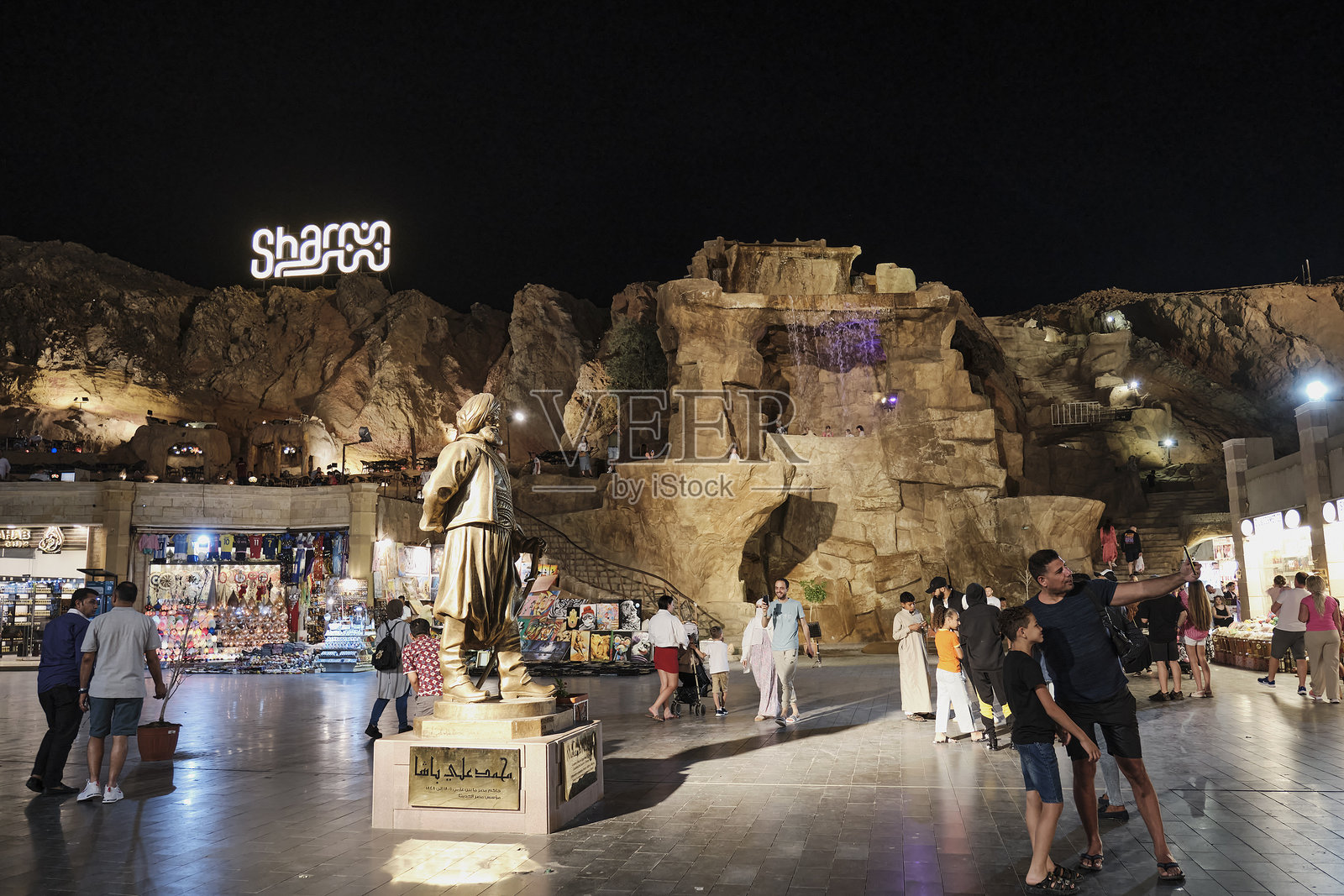 父亲和儿子在埃及沙姆沙伊赫的老市场广场用手机自拍照片摄影图片